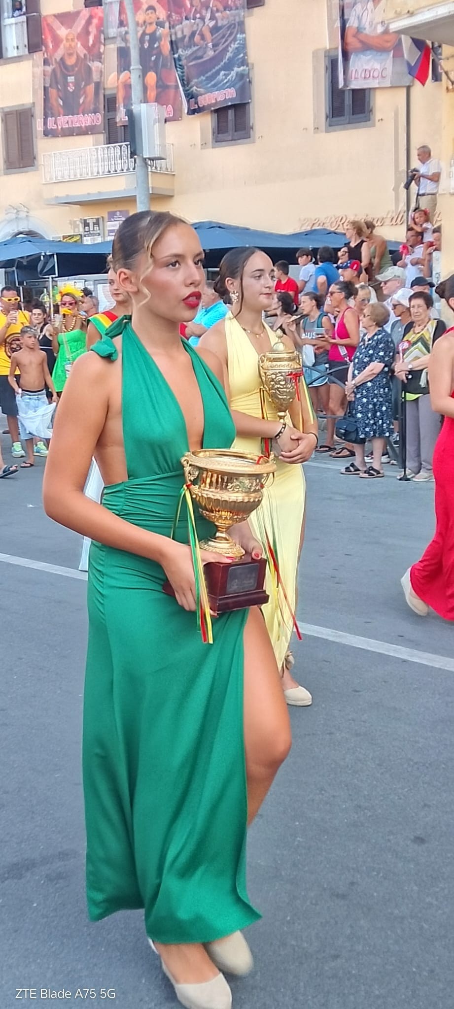 Portadora de troféu no desfile do Palio Marinaro dell Argentario.