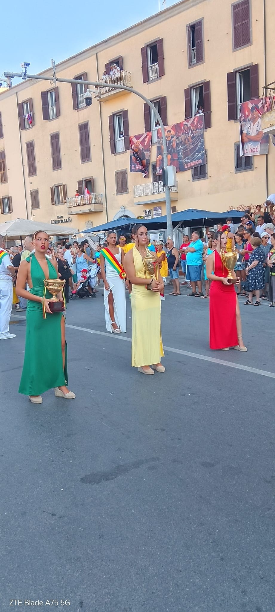 Portadoras de troféus dos rioni no Palio Marinaro dell’Argentario