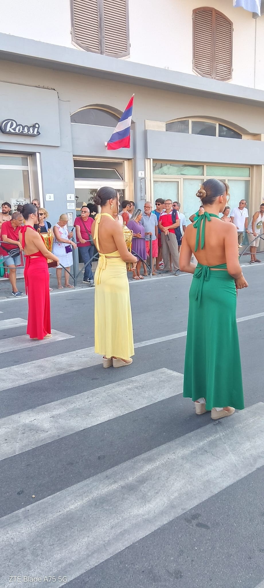 Desfile dos rioni em Porto Santo Stefano durante o Palio Marinaro.