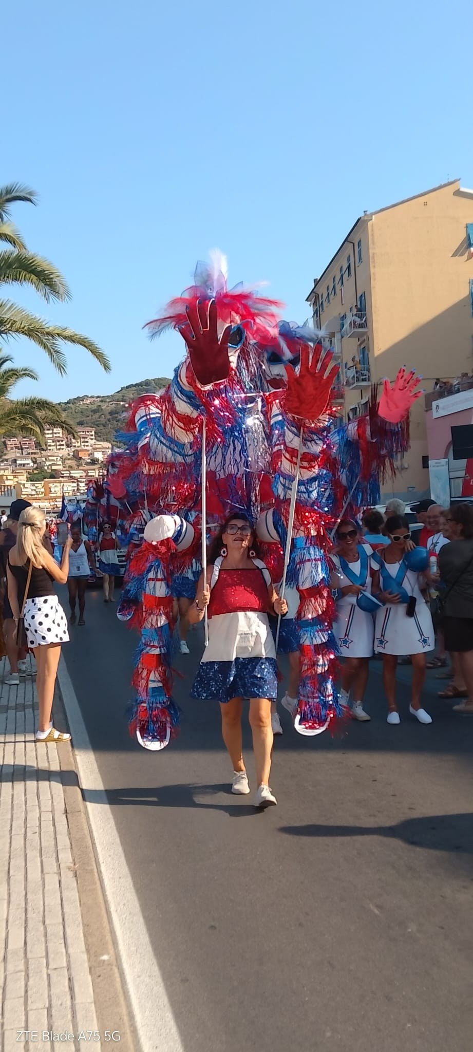 Mascote gigante no desfile do Palio Marinaro dell Argentario.