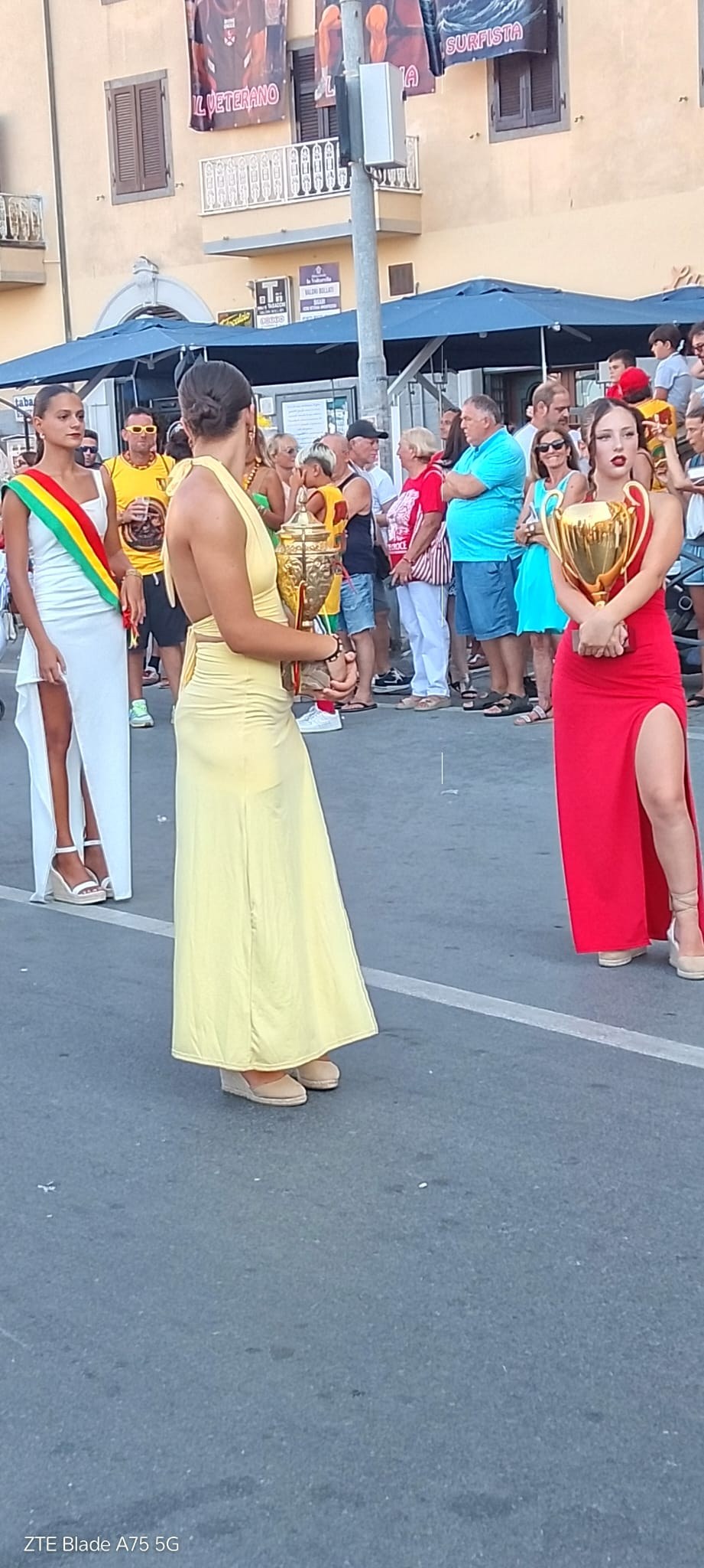 Portadoras de troféus do Palio vistas de lado.