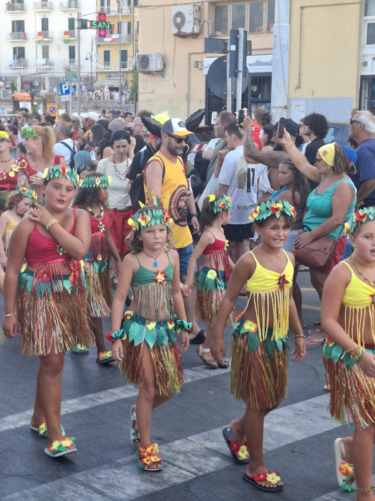 Crianças fantasiadas no desfile do Palio em Porto Santo Stefano.