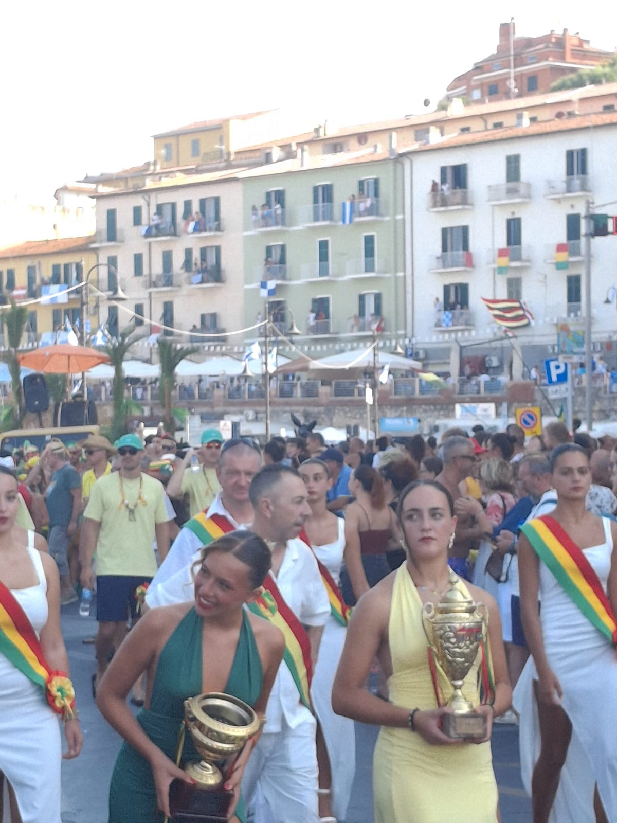 Cortejo com troféus no Palio Marinaro dell Argentario.