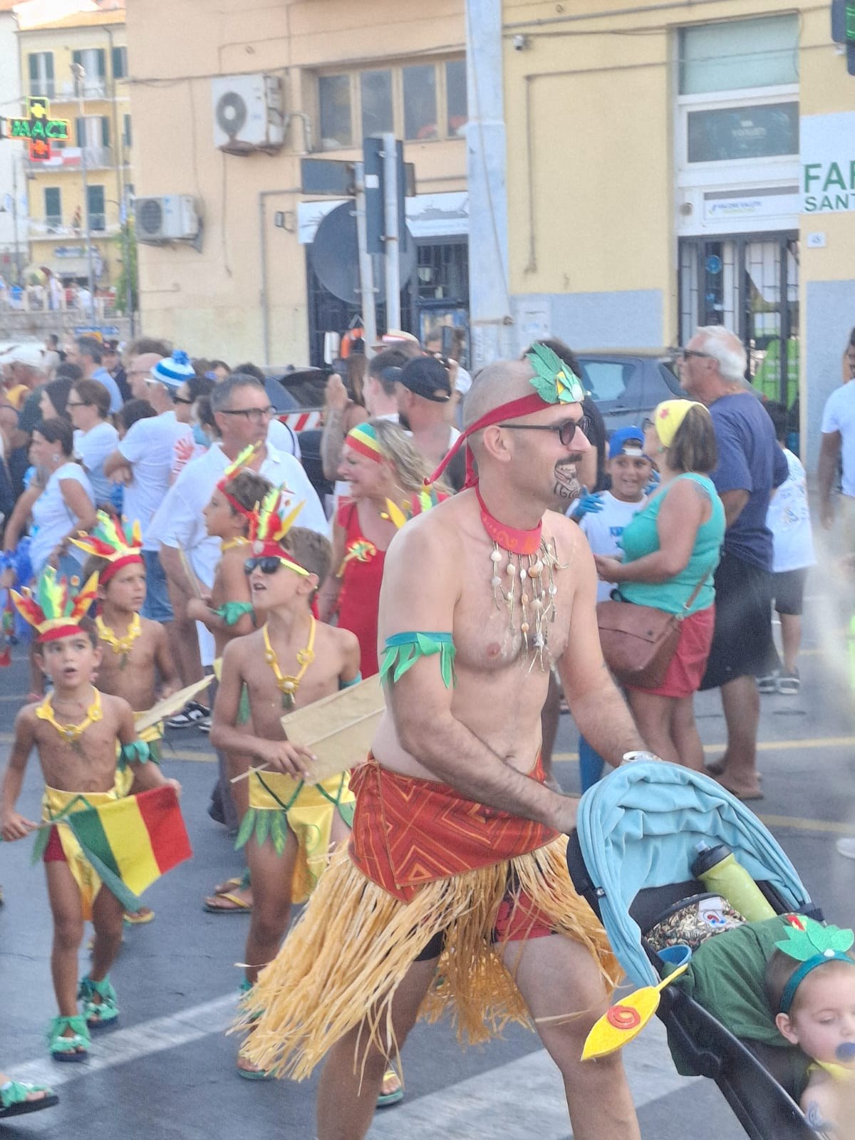 Participantes fantasiados em ala tropical do desfile do Palio.