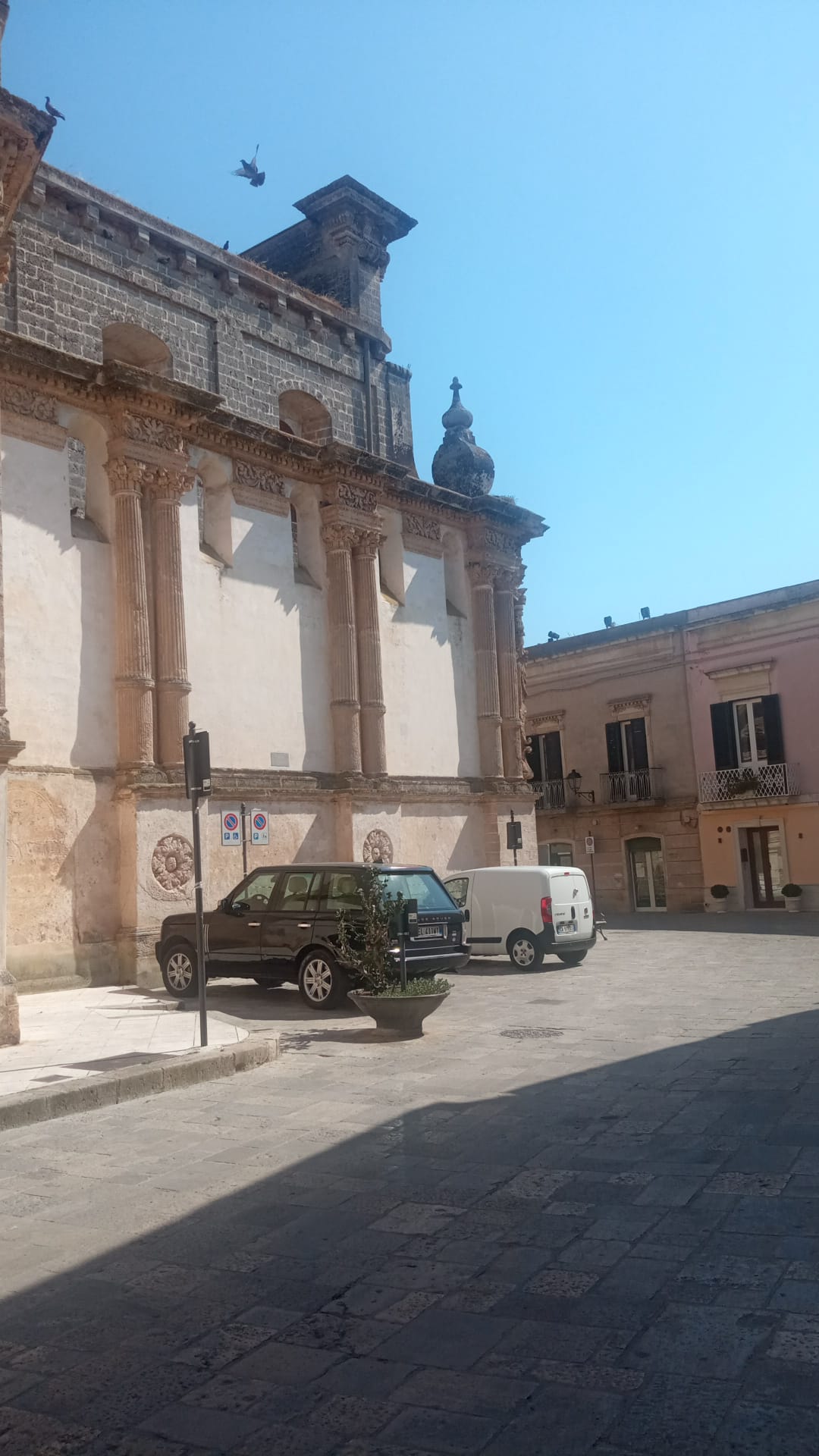 Entorno da igreja no centro histórico de Nardò.