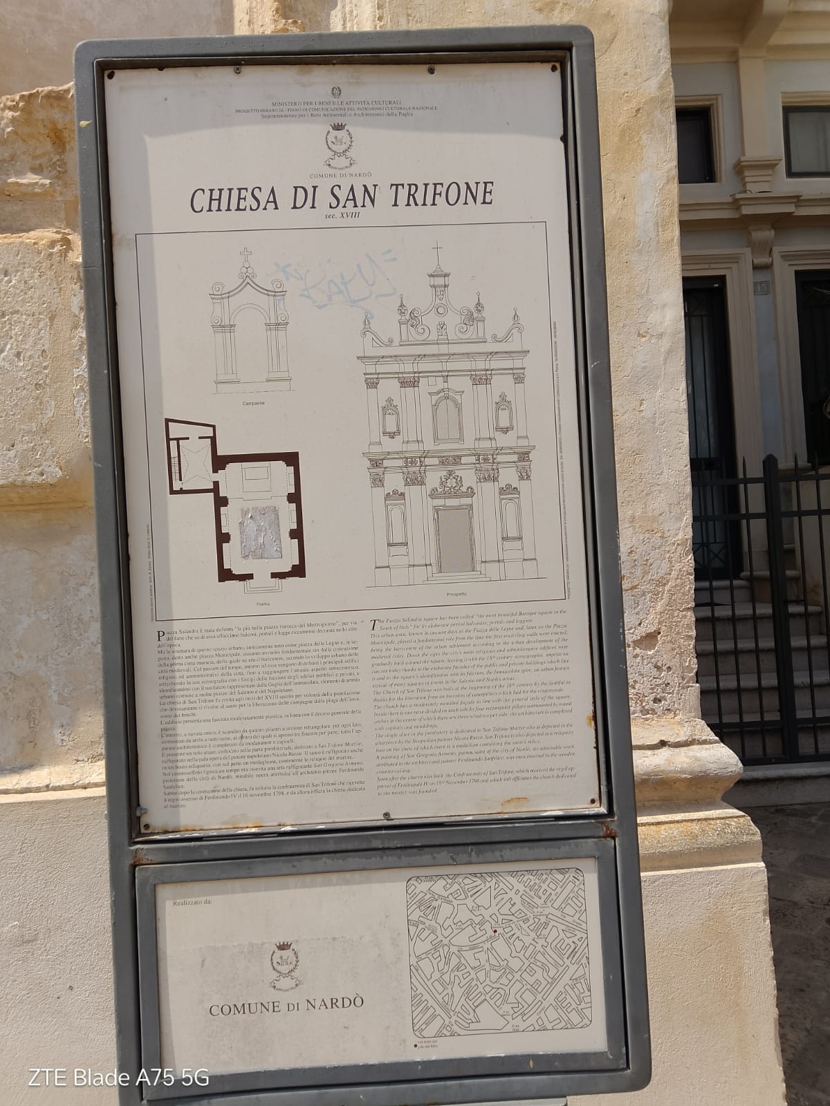 Painel informativo de monumento em Nardò.