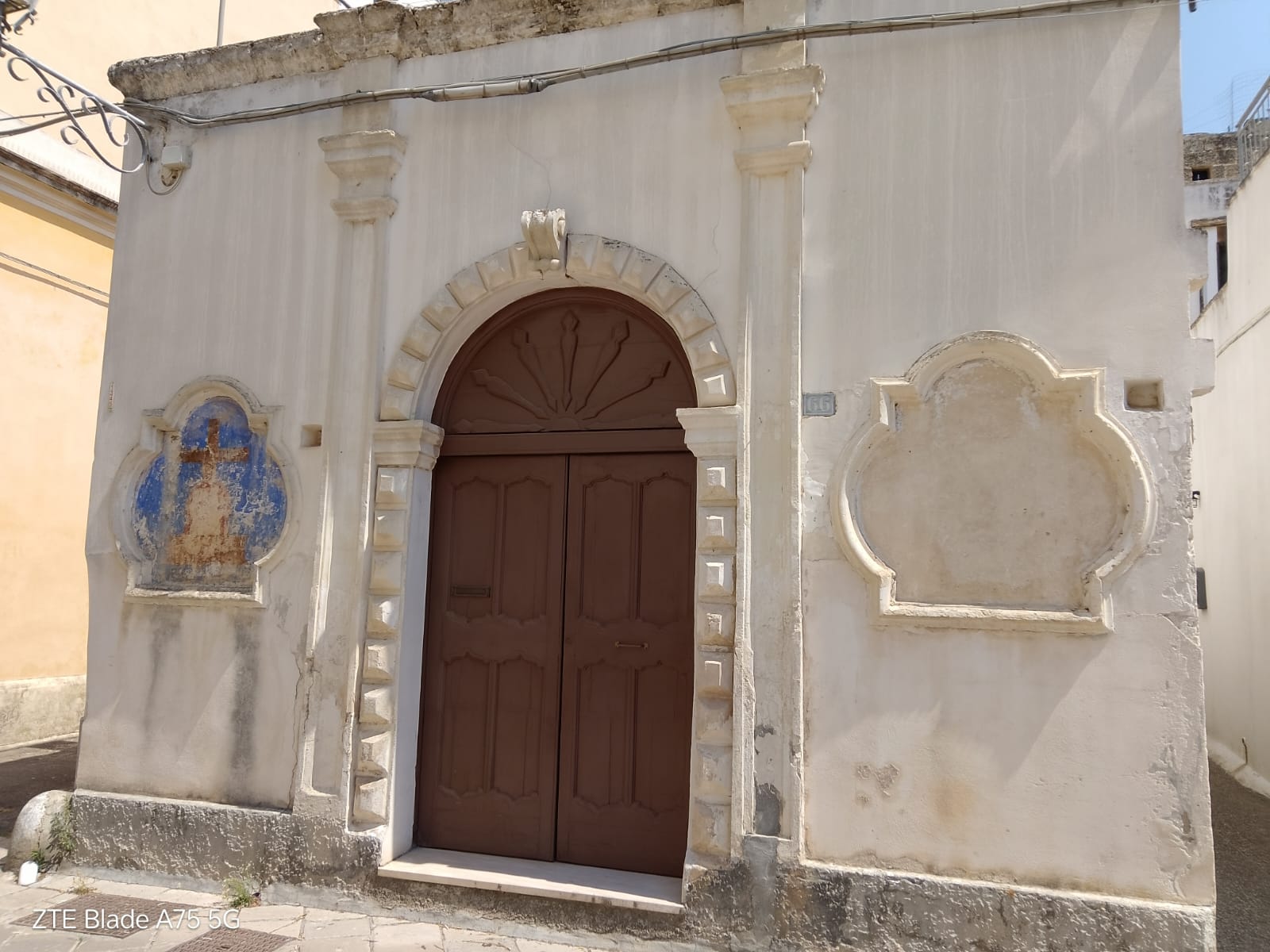 Portal histórico com decoração em fachada clara.