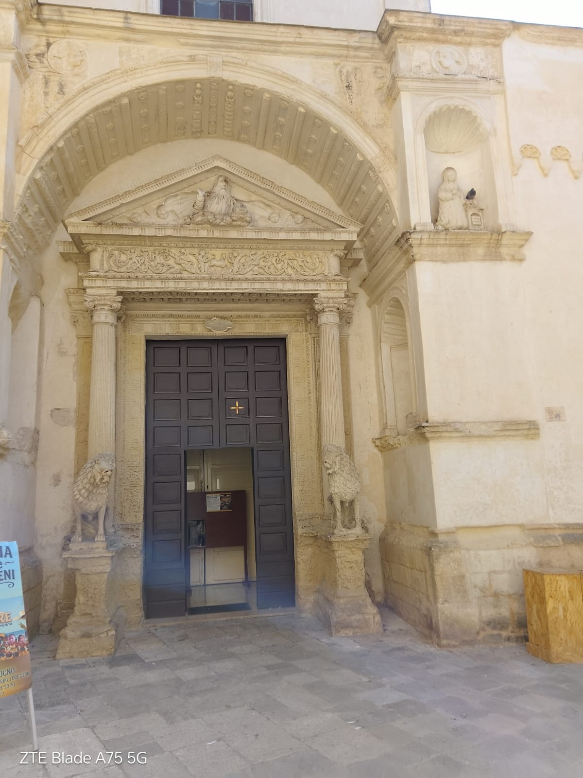 Portal de igreja histórica em Nardò.