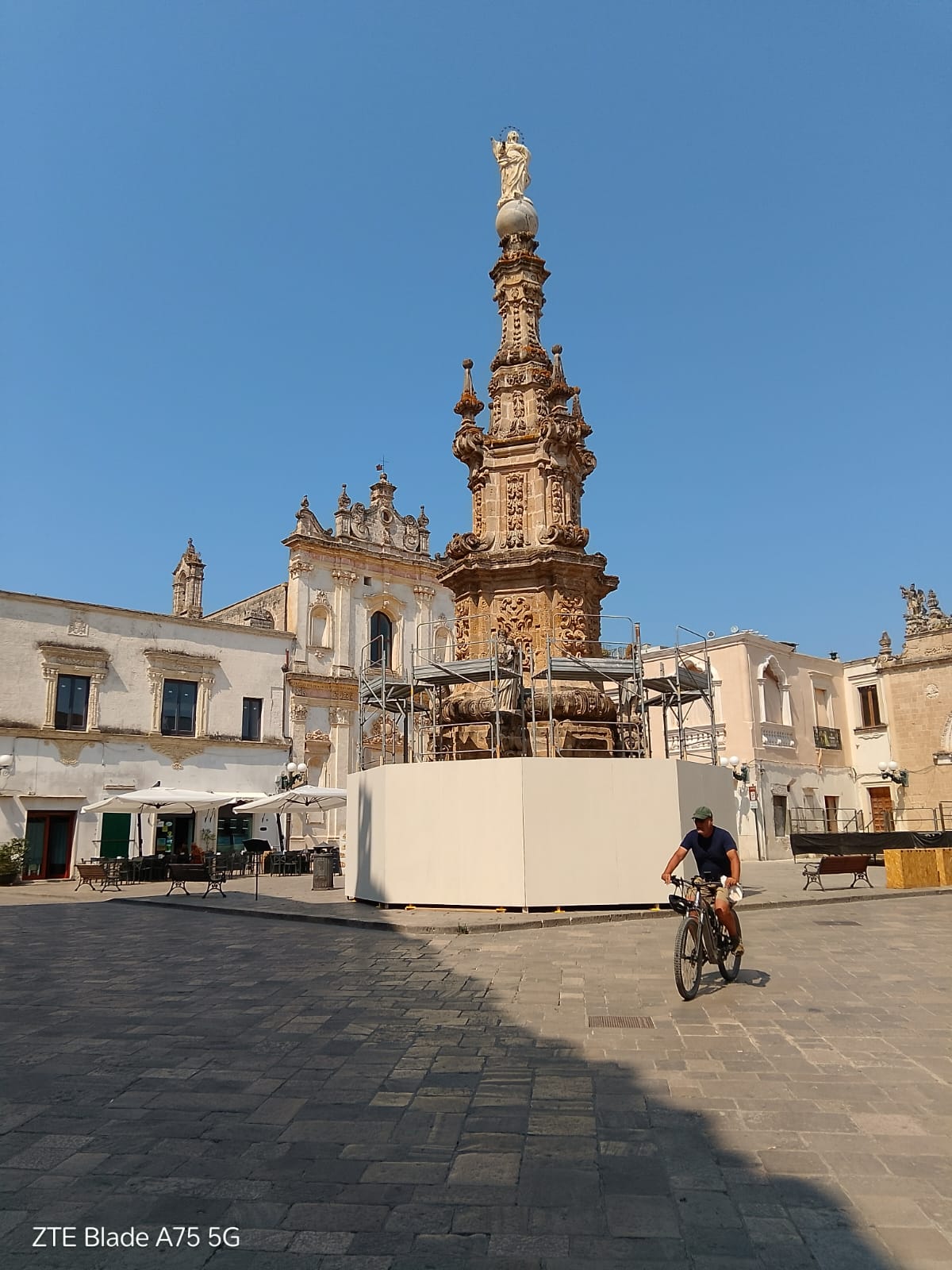 Piazza Salandra com sua guglia monumental.