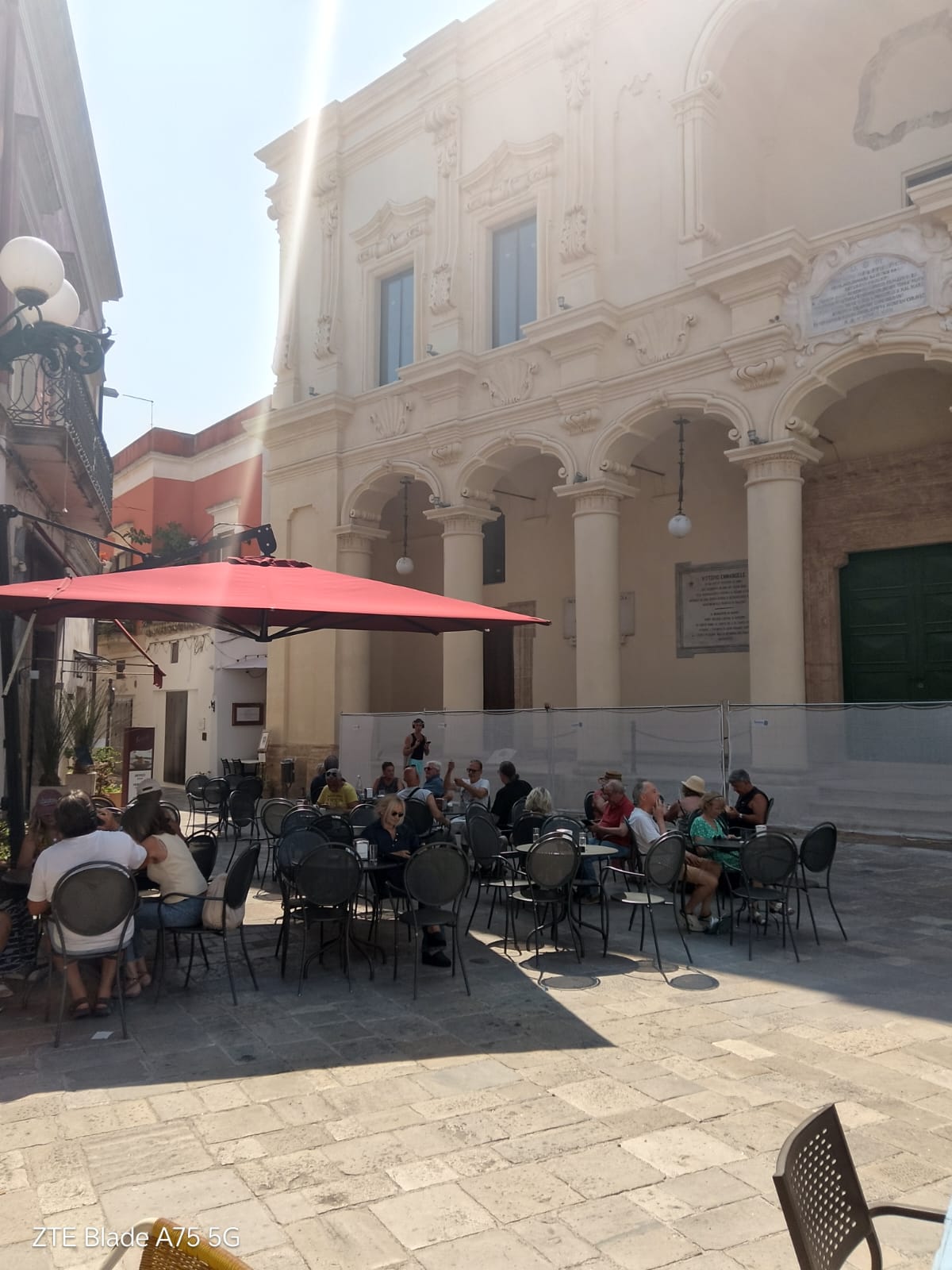 Vida cotidiana em café da Piazza Salandra.