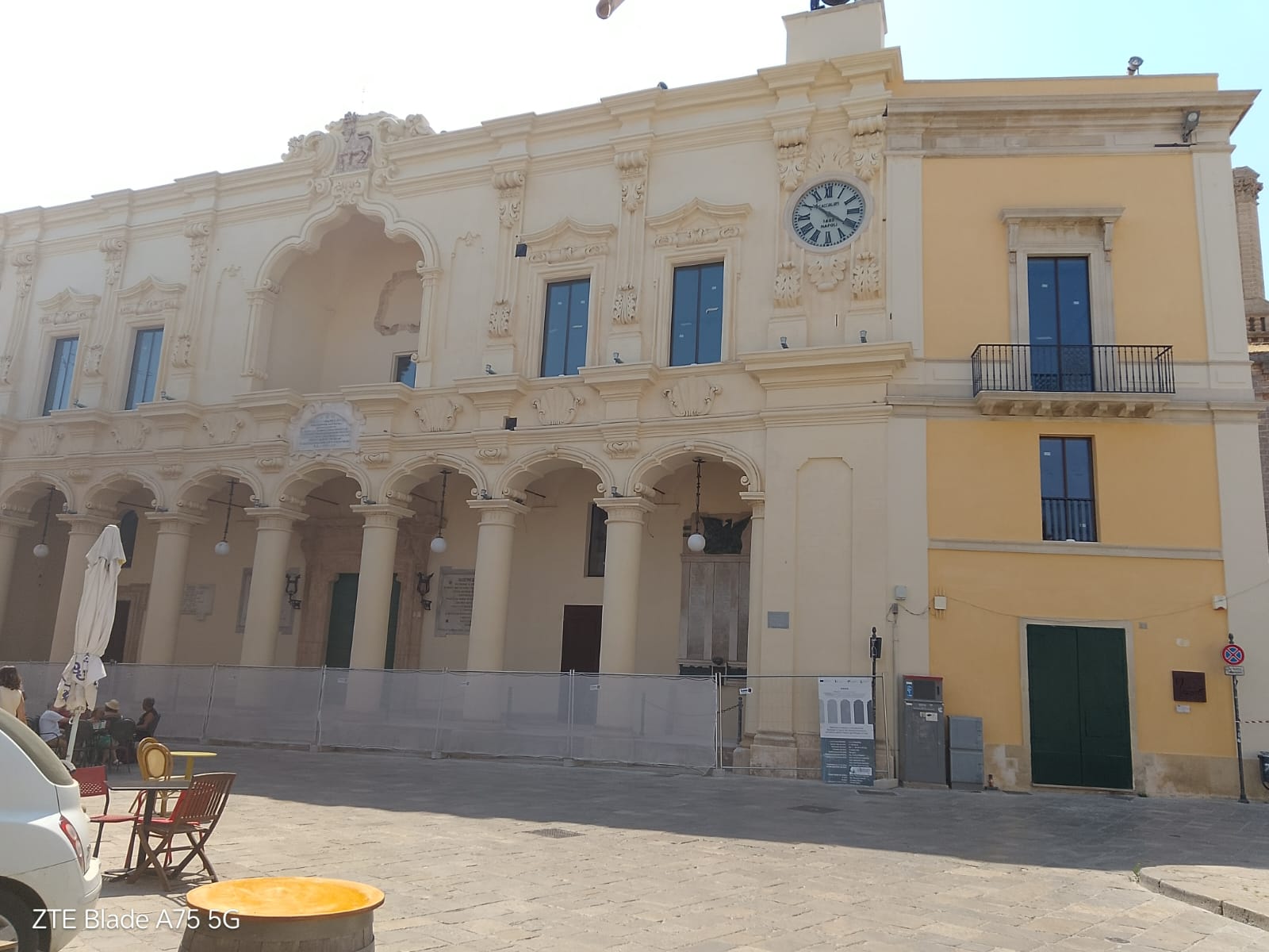 Palácio com pórticos na Piazza Salandra.