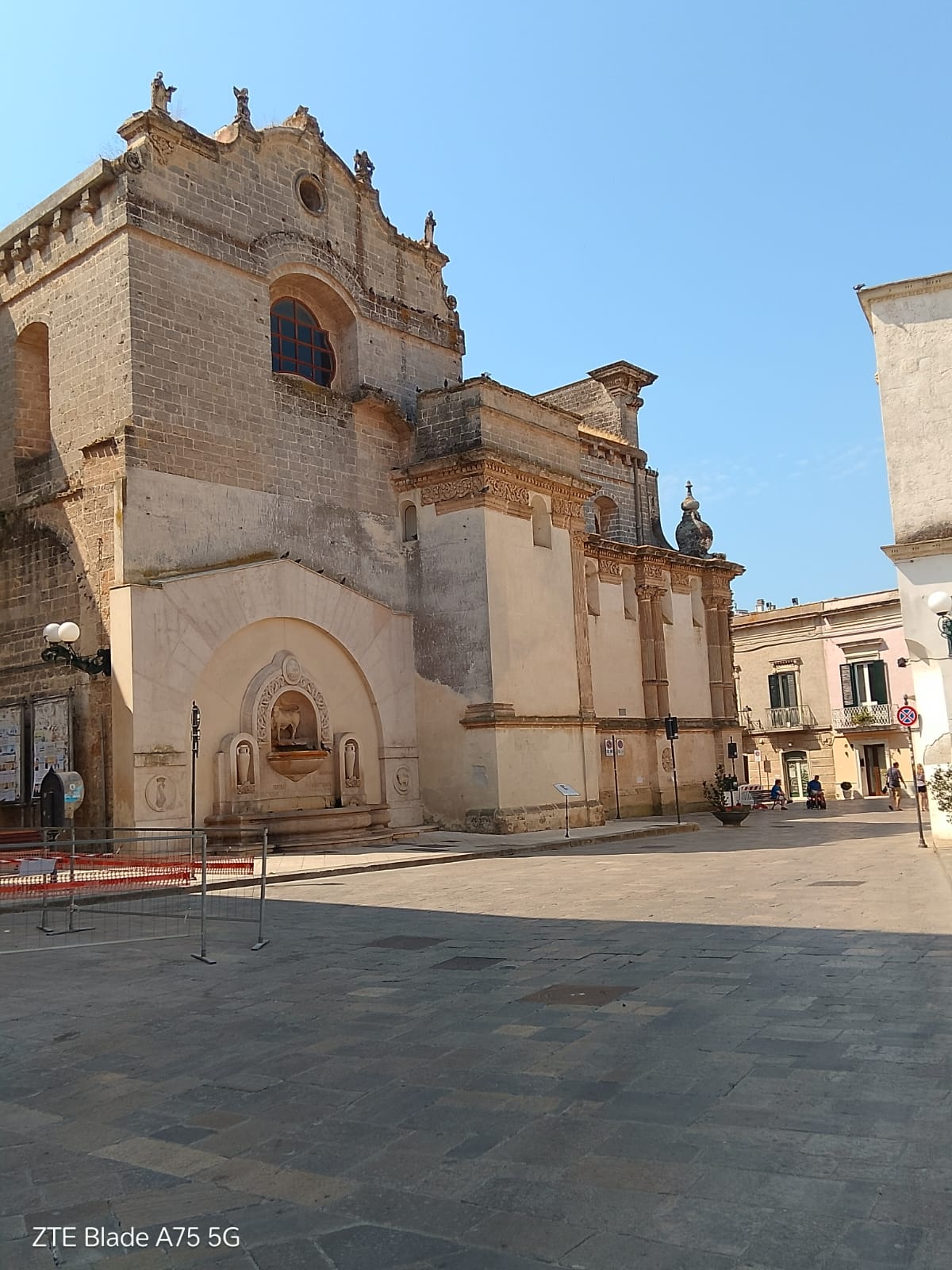 Praça histórica e igreja em Nardò.