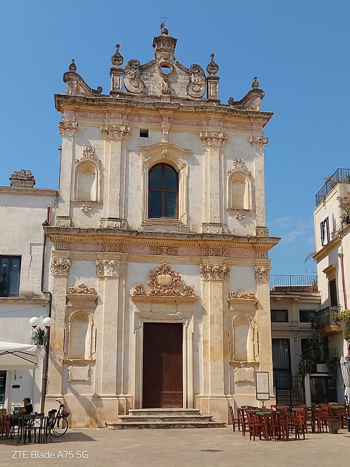 Igreja barroca vista da praça.