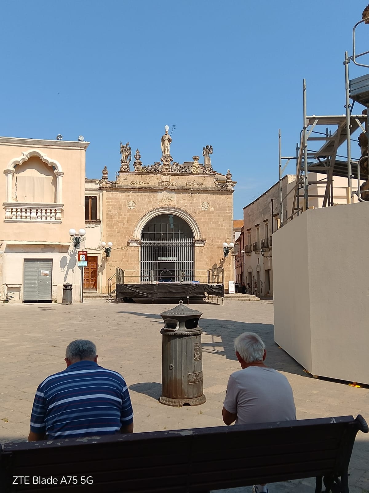 Entrada monumental na Piazza Salandra.