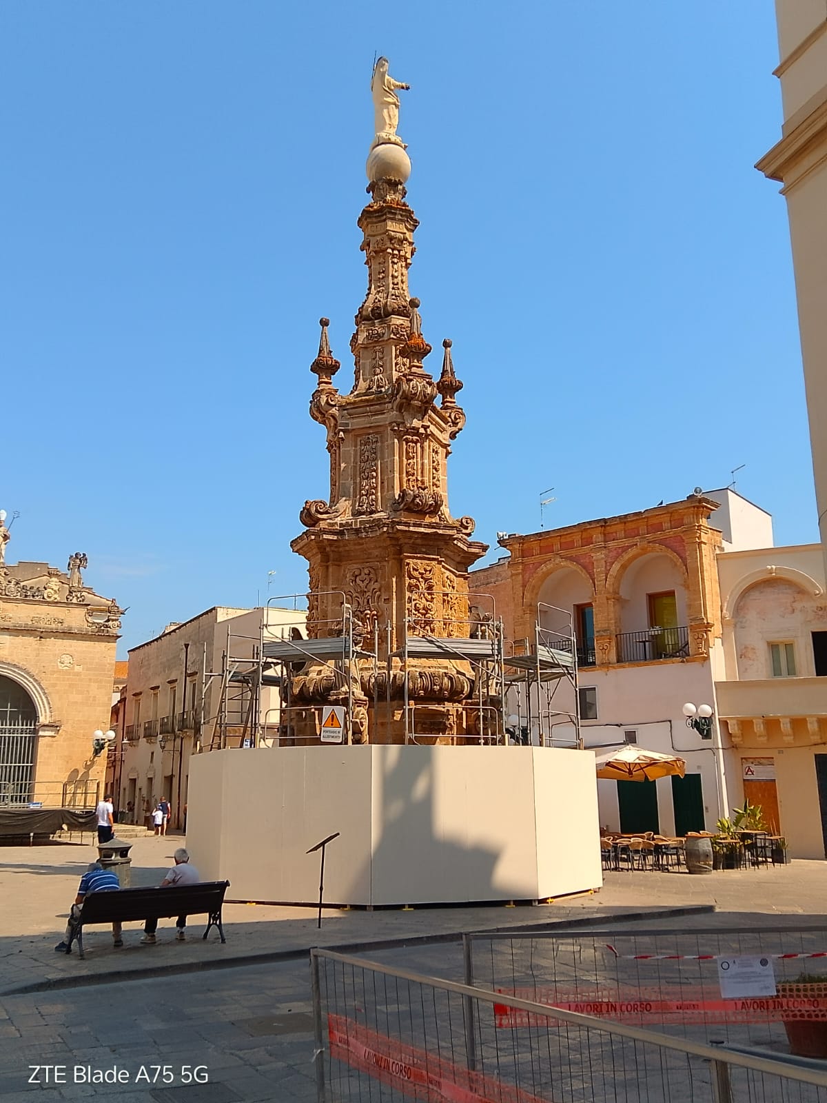 Guglia da Piazza Salandra em destaque.