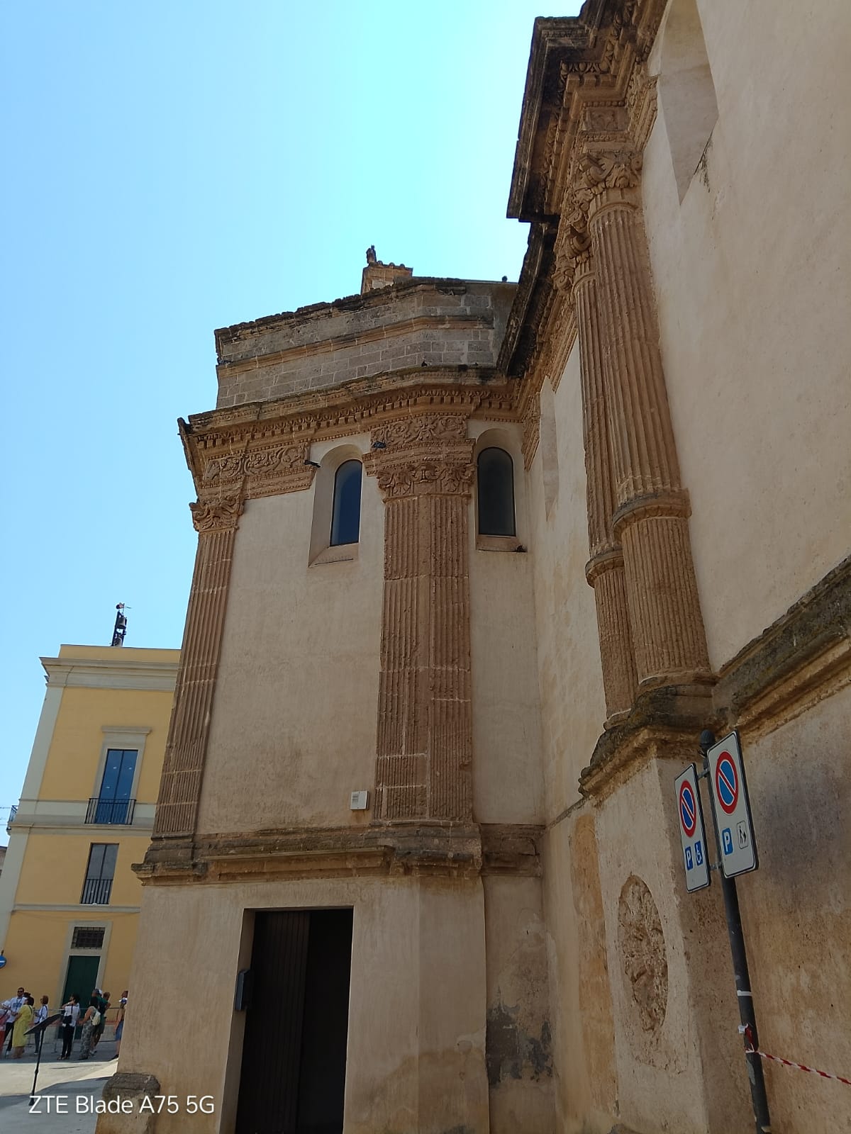 Rua lateral no entorno de igreja histórica.