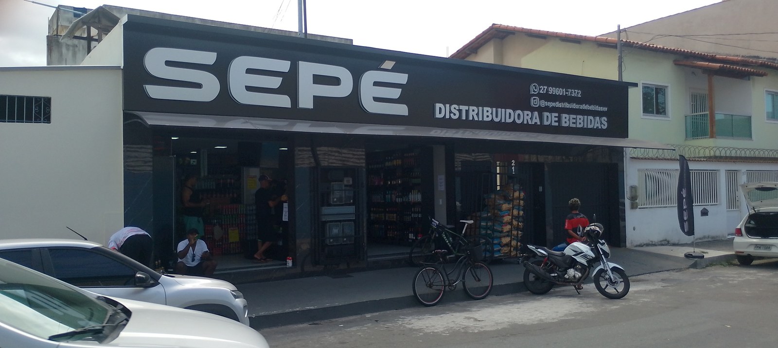 Vista ampla da rua e da fachada da Distribuidora Sepé.